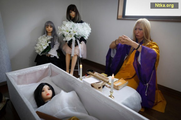 3-japanese-sex-doll-funeral-2